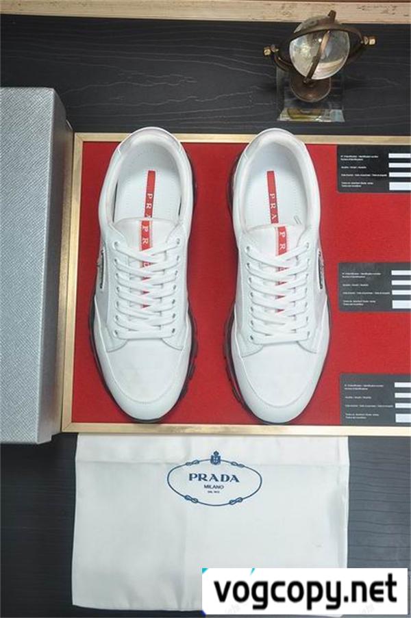PRADA 偽物 スニーカー